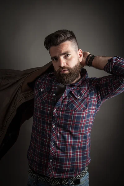 Jonge knappe hipster met baard — Stockfoto