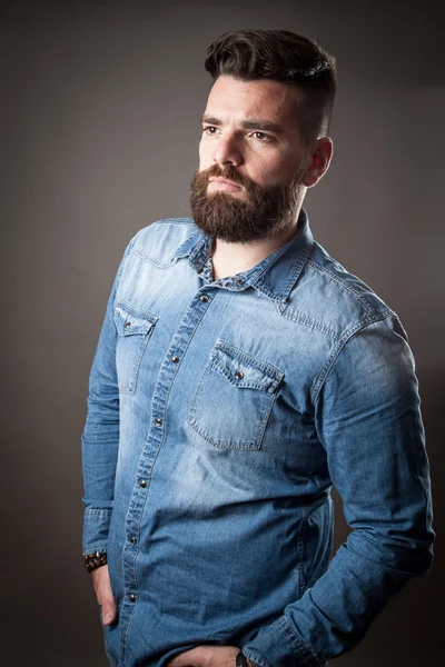 Jonge knappe hipster met baard — Stockfoto