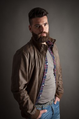 Sakallı genç yakışıklı hipster