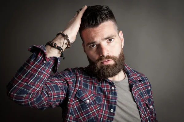 Jonge knappe hipster met baard — Stockfoto