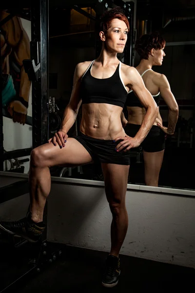 Jeune coupe caucasien femme bodybuilder — Photo