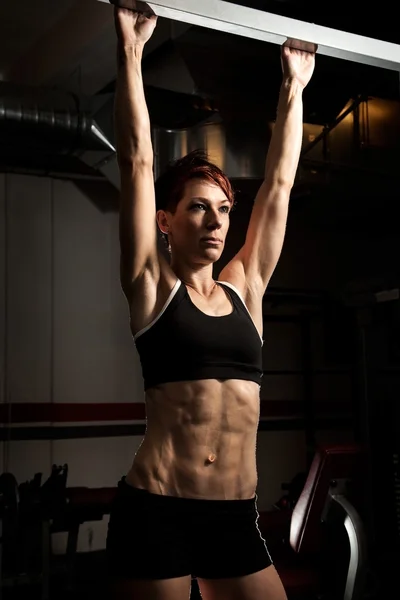 Young fit caucasian female bodybuilder — Stock Photo, Image