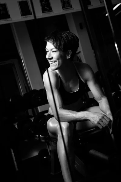 Happy fit kobieta po treningu uśmiechający się — Zdjęcie stockowe