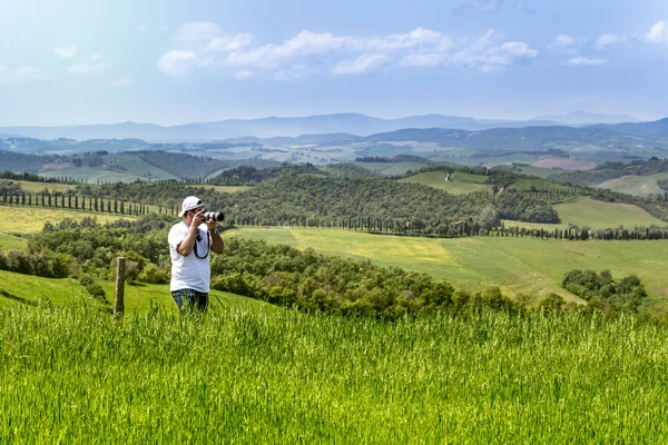 Turista fotografando paisagem toscana — Fotografia de Stock