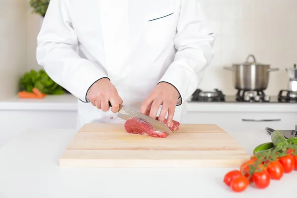 Männlicher Koch bereitet Fleischspieße zu — Stockfoto