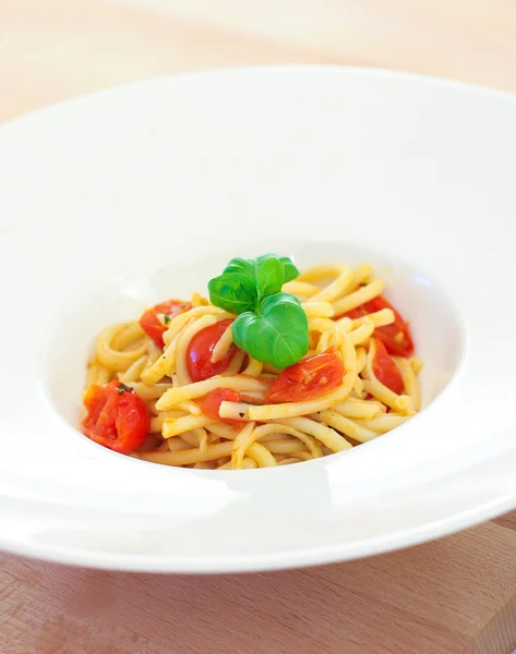 Espaguetis con tomate y albahaca —  Fotos de Stock