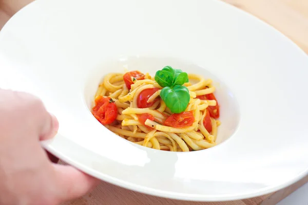 Espaguete com tomate e manjericão — Fotografia de Stock