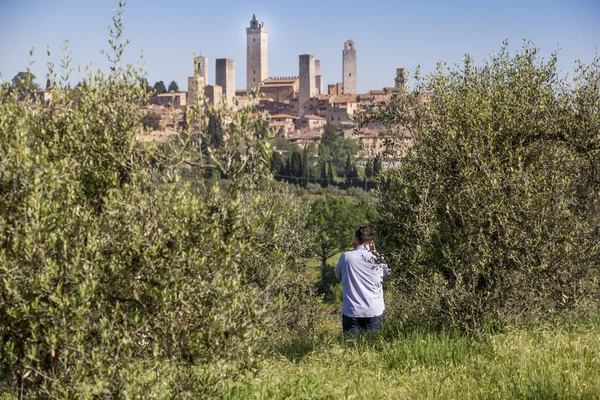 Turista fotografando San Gimignano — Fotografia de Stock