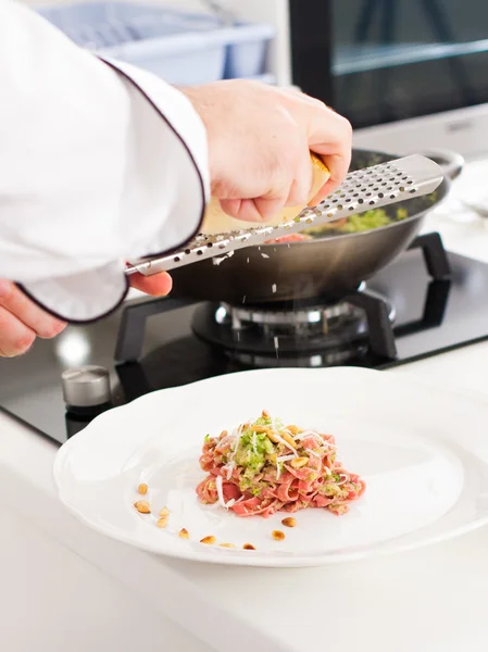 Serving beetroot pasta — Stock Photo, Image