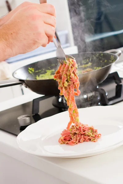 Serving beetroot pasta — Stock Photo, Image