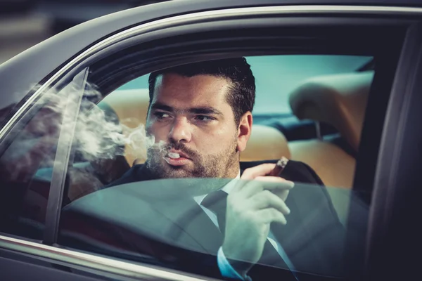 Hombre peligroso en el coche fumando —  Fotos de Stock