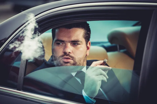 Hombre peligroso en el coche fumando —  Fotos de Stock