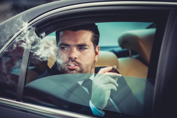 Nebezpečný muž v autě kouření — Stock fotografie