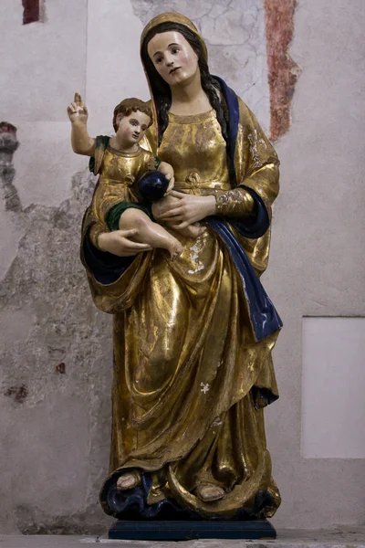 Святая Мария держит Иисуса — стоковое фото