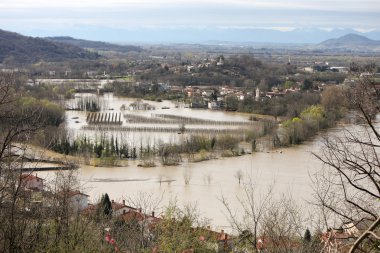 Vipava Nehri sular altında Köyü