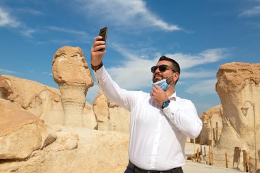 Doğu Suudi Arabistan 'daki El Karah Dağı' nda yalnız erkek turist.