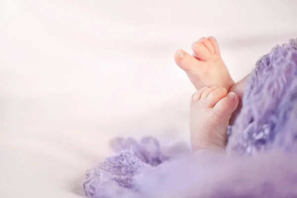 Małe stopy dziewczyny noworodka — Zdjęcie stockowe