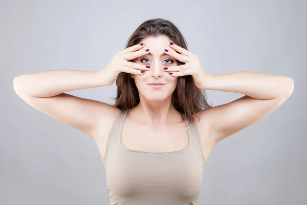 Schöne junge kaukasische Frau tut Gesicht Yoga-Pose — Stockfoto