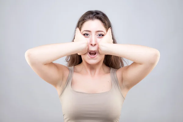 Schöne junge kaukasische Frau tut Gesicht Yoga-Pose — Stockfoto