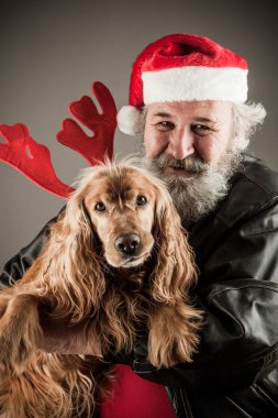 Noel Baba köpeğiyle