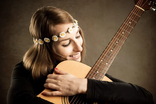 Mulher jovem com guitarra acústica — Fotografia de Stock