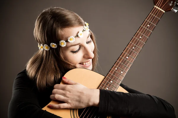 Młoda kobieta z gitarą akustyczną — Zdjęcie stockowe