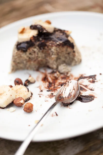 Gezonde paleo cake met donkere chocolade, bananen en hazelnoten — Stockfoto