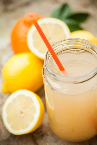 Bebida saudável feita de limão, canela, gengibre e mel — Fotografia de Stock