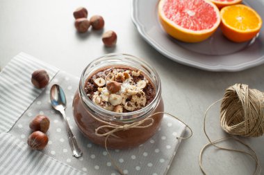 buğday lapası kakao, fındık ve muz ile