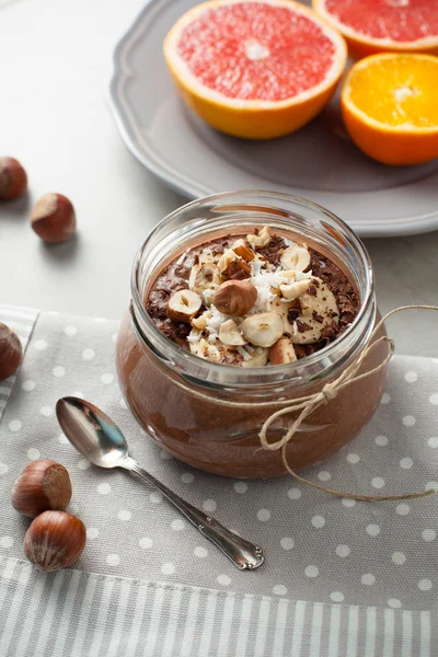 Buchweizenbrei mit Kakao, Haselnüssen und Banane — Stockfoto