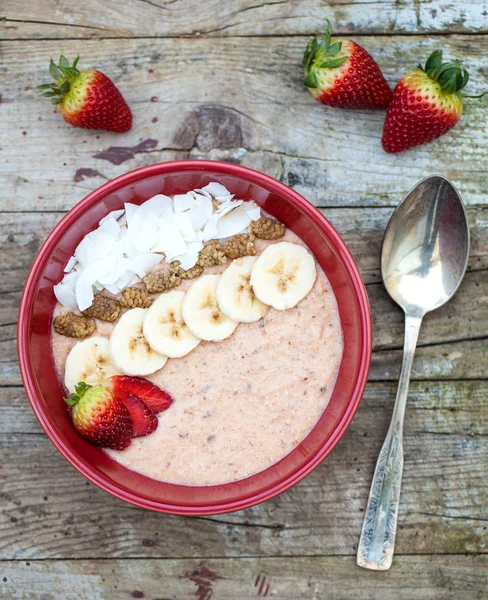 Porridge aux fruits et chips de noix de coco — Photo