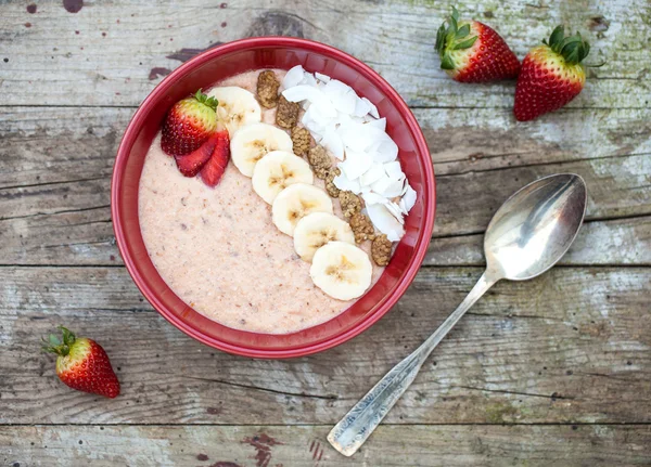 Porridge aux fruits et chips de noix de coco — Photo