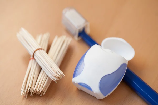 Mondadientes, hilo dental y cepillo de dientes —  Fotos de Stock