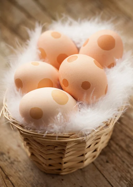 Huevos de Pascua decorados con puntos —  Fotos de Stock