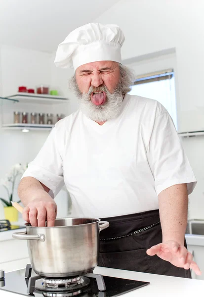 Elderly male chef in kithen — Stock Photo, Image