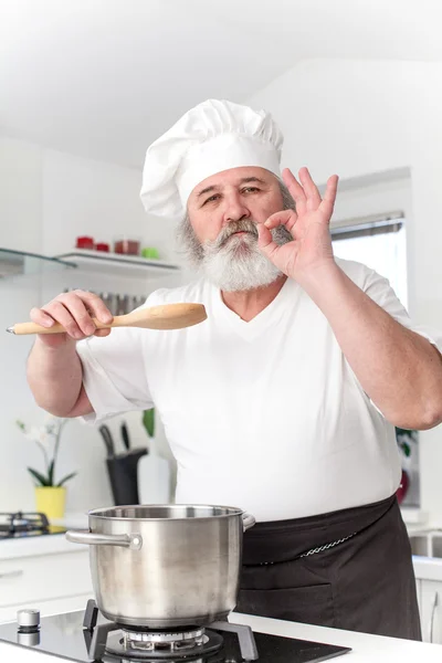 Elderly male chef in kithen — Stock Photo, Image