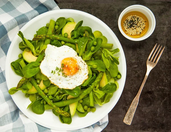 Healthy spring green salad with egg — Stock Photo, Image