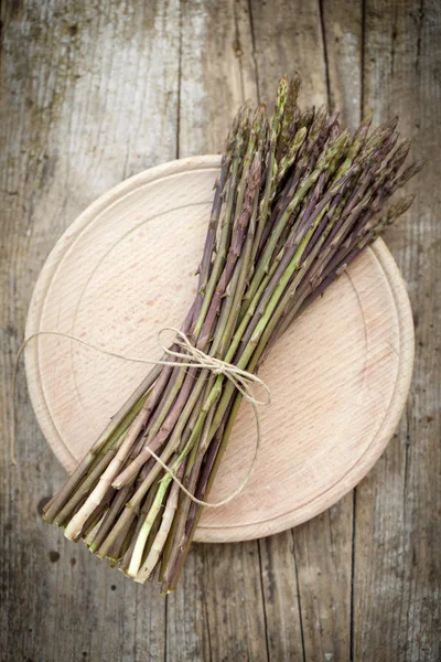 Wild asparagus spears in bunch — Stock Photo, Image