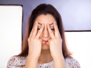 Güzel genç kadın yüz yoga yaparken