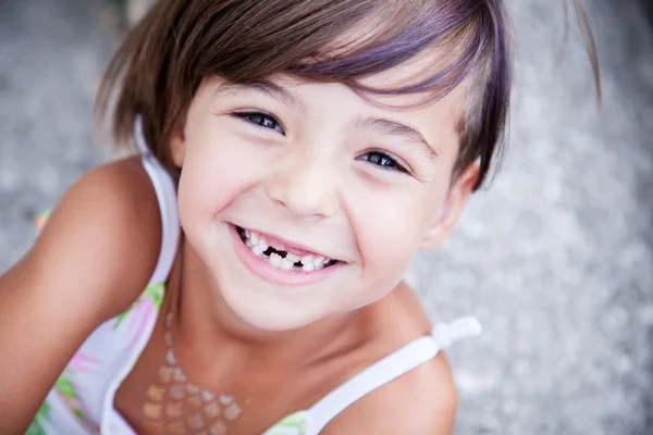 Hermosa niña oliendo — Foto de Stock