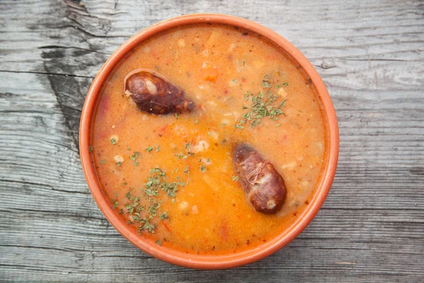 Ячмінний суп зі свинячою ковбасою — стокове фото