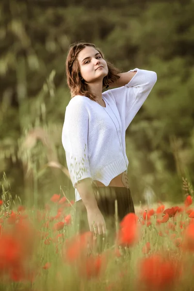Young girl in poppy field — Stock Photo, Image