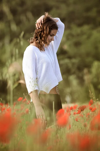 Young girl in poppy field — Stock Photo, Image