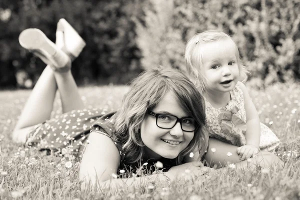 Sisters lying on the grass — Stock Photo, Image