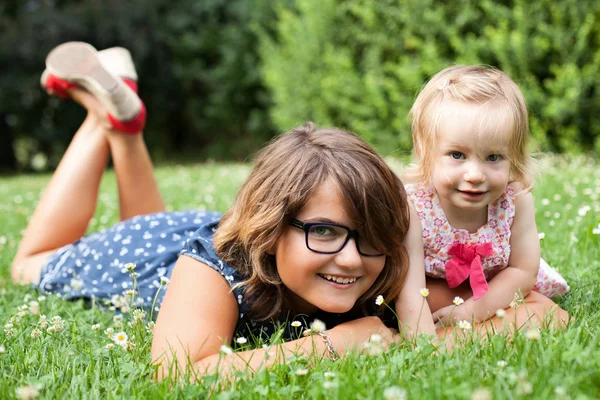 Sisters lying on the grass — Stock Photo, Image
