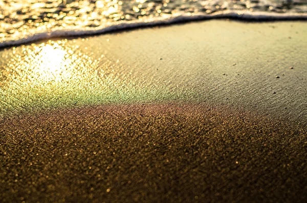 Nasser Sand Mit Einer Aufkommenden Welle Regenbogenüberlauf Auf Nassem Sand — Stockfoto