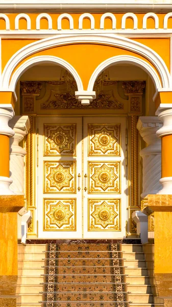 Front Door Made Gold Staircase Carpet Bright Yellow Ornamental Facade — Stock Photo, Image