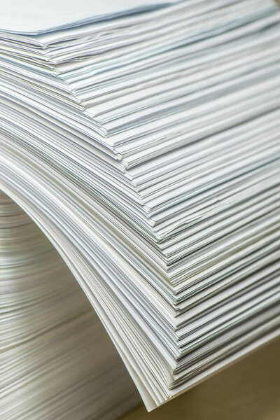 Куча бумажных документов в офисе