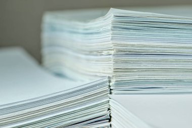 Bir tomar kağıt doküman. Paketler ofisteki masanın üzerine yığılır.