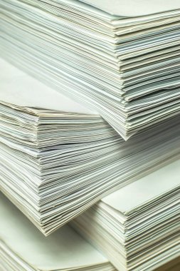 Bir tomar kağıt doküman. Paketler ofisteki masanın üzerine yığılır.